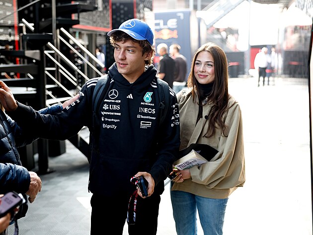 Společně na závodech. Bábíčková s Antonellim v závodním prostředí.