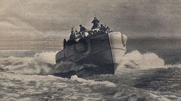Německý torpédový člun, tzv. Schnellboot. Výzbroj kromě dvou torpéd tvořily lehké protiletadlové zbraně variabilně doplněné o několik hlubinných náloží nebo min. Za hlavní přednost se považovaly malé rozměry a rychlost, která dosahovala až 48 uzlů (89 km/h). Ve Francii se používaly k výpadům typu „udeř a uteč“, posádku tvořilo 25 – 30 mužů.