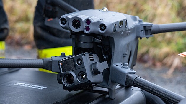 Průběh pátrání po chlapci ze Zlínska, který byl podle policie unesen a vězněn. Na snímku dronová služba generálního ředitelství hasičů. (14. prosince 2025)