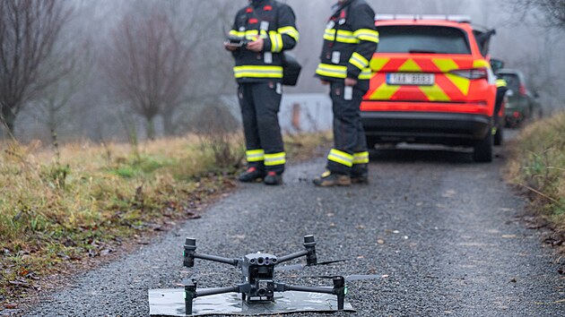 Průběh pátrání po chlapci ze Zlínska, který byl podle policie unesen a vězněn. Na snímku dronová služba generálního ředitelství hasičů. (14. prosince 2025)