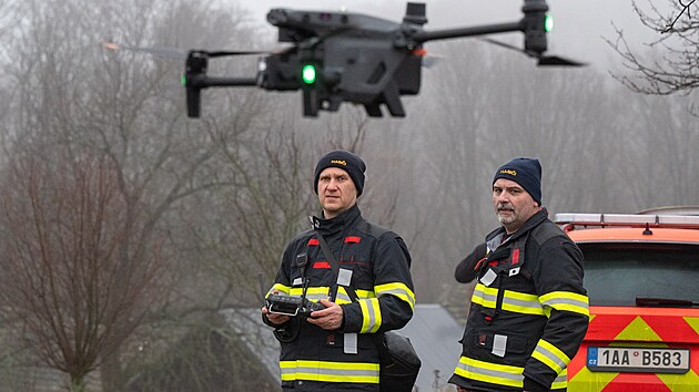 Průběh pátrání po chlapci ze Zlínska, který byl podle policie unesen a vězněn. Na snímku dronová služba generálního ředitelství hasičů. (14. prosince 2025)