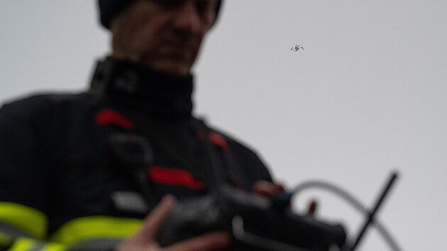 Průběh pátrání po chlapci ze Zlínska, který byl podle policie unesen a vězněn. Na snímku dronová služba generálního ředitelství hasičů. (14. prosince 2025)