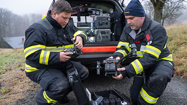 Průběh pátrání po chlapci ze Zlínska, který byl podle policie unesen a vězněn. Na snímku dronová služba generálního ředitelství hasičů. (14. prosince 2025)