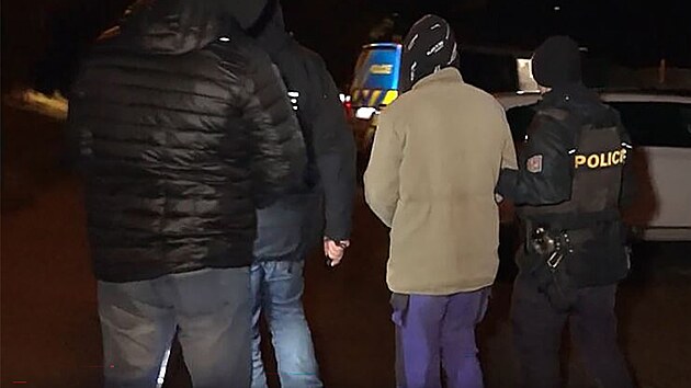 Policie přivezla muže podezřelého z únosu malého chlapce na místo činu a provedla policejní rekonstrukci. (16. prosince 2025)