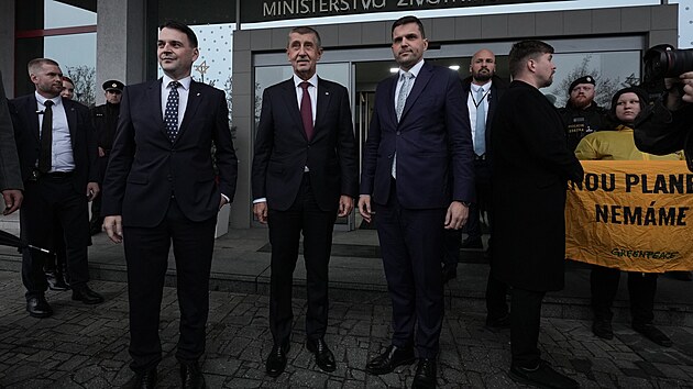 Petr Macinka (Motoristé) převzal od Petra Hladíka (vpravo) i ministerstvo životního prostředí. (15. prosince 2025)