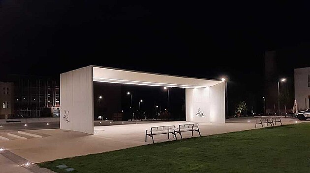 Kopřivnický strážník zaznamenal na městském kamerovém systému muže, který se podezřele pohyboval kolem skulptury, a po jeho odchodu bylo zřejmé, že betonový monument posprejoval.