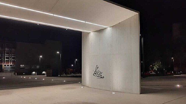 Kopřivnický strážník zaznamenal na městském kamerovém systému muže, který se podezřele pohyboval kolem skulptury, a po jeho odchodu bylo zřejmé, že betonový monument posprejoval.