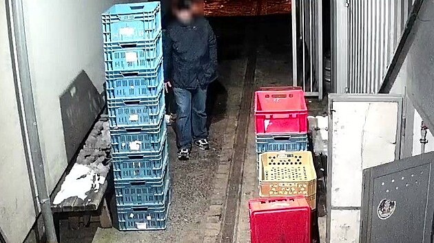 Několikrát trestaný muž z Karvinska kradl v hokejové šatně zimního stadionu v Kravařích. Díky záběru z kamer a spolupráci policistů v kraji, byl dopaden na železniční stanici.