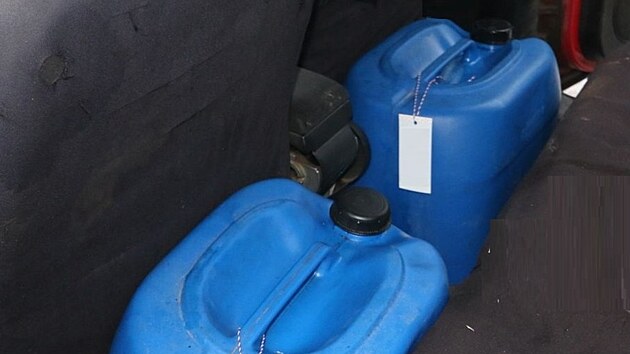 Tři z obviněných pracovali v jihlavské dopravní firmě, kde si zhruba dvakrát týdně načerno přečerpávali pohonné hmoty do kanystrů a odváželi je pryč.