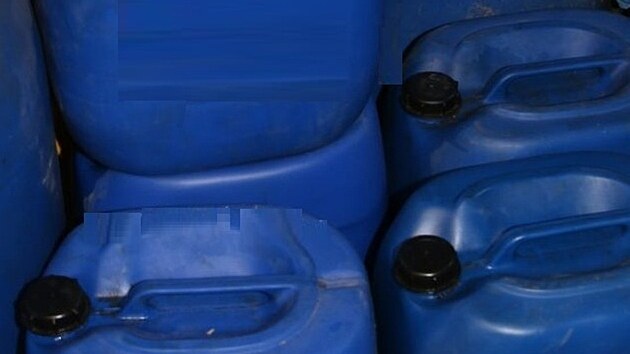 Kriminalisté zajistili množství prázdných i plných kanystrů, sudy, další předměty určené k přečerpávání pohonných hmot a také finanční hotovost.