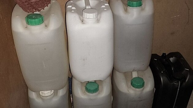 Kriminalisté zajistili množství prázdných i plných kanystrů, sudy, další předměty určené k přečerpávání pohonných hmot a také finanční hotovost.