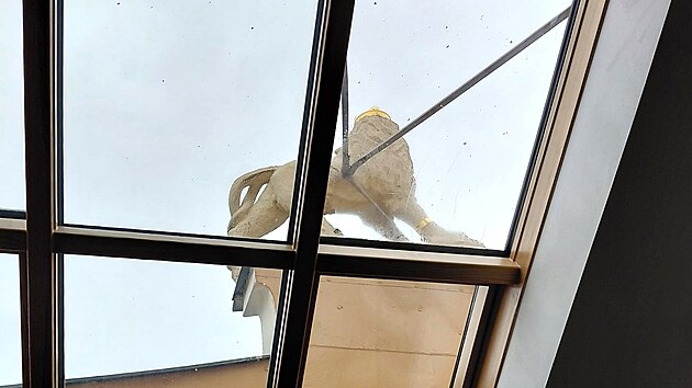 Pohled na Štursova Lva z jednoho z bytů, které se v Hotelu Veliš nacházejí.