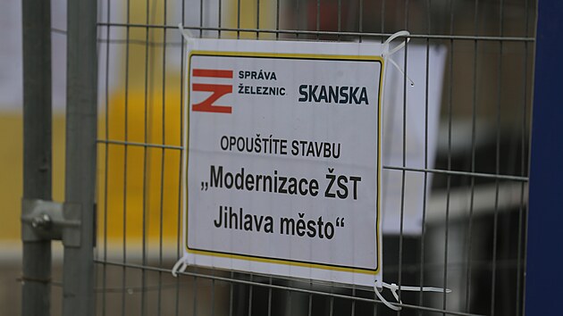 Od neděle 14. prosince se na železniční stanici Jihlava město vrací cestující. Aktuální rozsáhlá rekonstrukce nádraží sice ještě bude půl roku pokračovat, vlaky však už nově stavbou pouze neprojíždí, ale staví zde.