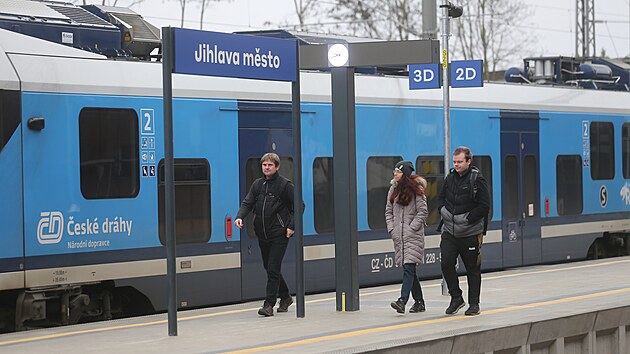 Od neděle 14. prosince se na železniční stanici Jihlava město vrací cestující. Aktuální rozsáhlá rekonstrukce nádraží sice ještě bude půl roku pokračovat, vlaky však už nově stavbou pouze neprojíždí, ale staví zde.