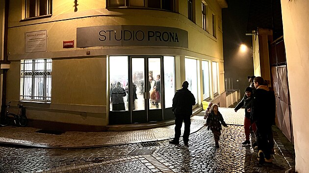 Studio Prona sídlí v budově bývalé prodejny nábytku v ulici Sladovnická.