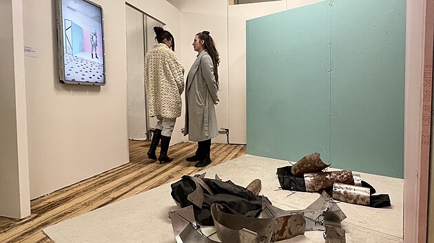 Studio Prona sídlí v budově bývalé prodejny nábytku v ulici Sladovnická. Jedno z aktuálně vystavovaných děl.