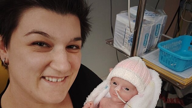 Zdravotní sestra Michaela Knéslová s maličkou Patricií.