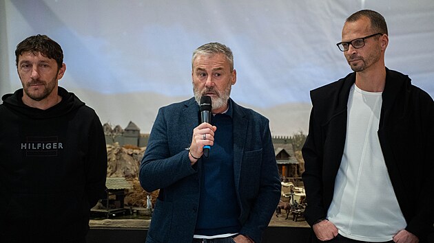 Bývalí fotbalisté Sigmy Olomouc (zleva) Michal Kovář, Pavel Hapal a David Rozehnal při umístění figurky Karla Brücknera do mechanického betlému v Galerii Šantovka