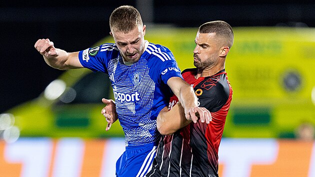 Daniel Va&scaron;ul&iacute;n bojuje o m&iacute;č při z&aacute;pase v Gibraltaru proti Lincolnu Red Imps v r&aacute;mci Konferenčn&iacute; ligy (11. prosince 2025)