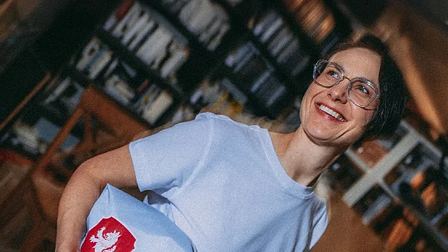 Ručně šitý doplněk z materiálů ze zázemí reprezentace je lehký a odolný pro běžné používání. Taštička slouží na kosmetiku i drobnosti na cesty, cena 549 Kč.