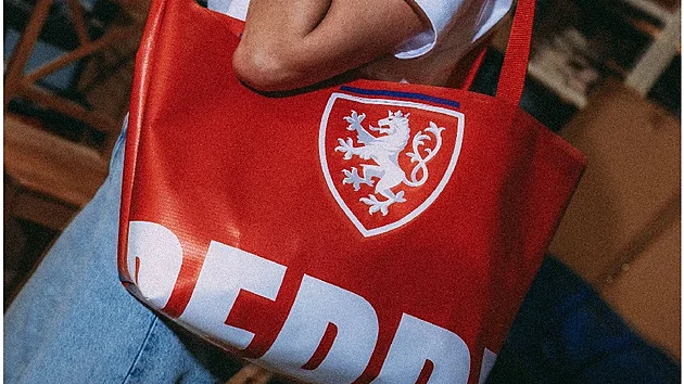 Taška vzniká ručně z materiálů ze zázemí reprezentace a je určená pro každodenní používání. Díky pevnému materiálu zvládne pláž, cestování i větší nákup, cena 549 Kč.