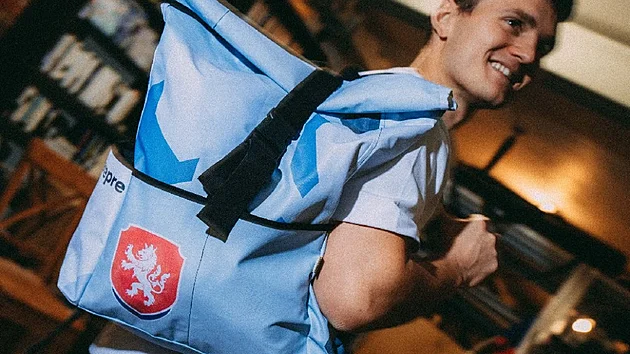 Batoh vyrobený z vyřazené banneroviny české fotbalové reprezentace. Každý kus se liší grafikou a barevností podle původního banneru, cena 1 519 Kč.