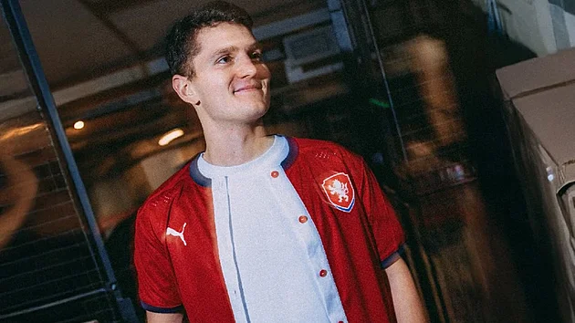 Košile zachovává charakter původního dresu, ale funguje jako volnočasový oděv. Díky rozdílným částem dresů je každý kus originál, cena 1 579 Kč..