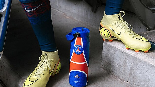 Detail designu kolekce, která propojuje ikonickou Paříž a sportovní styl PSG.