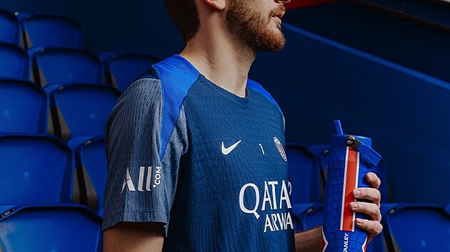 Detail designu kolekce, která propojuje ikonickou Paříž a sportovní styl PSG.