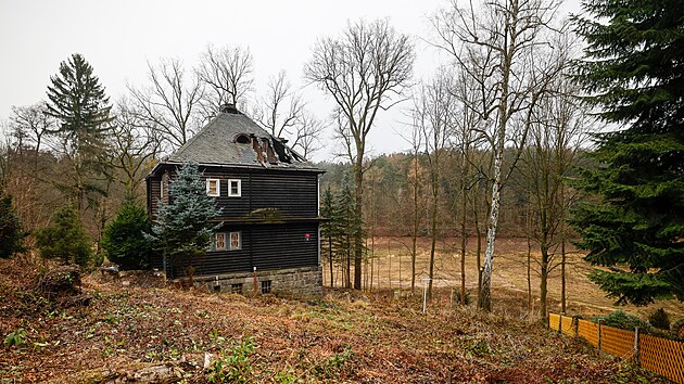 Strossova chata stojí hned nad přehradou. Franz Stross si ji nechal postavit, aby zde mohl trávit víkendy. V současnosti je dům prázdný. (15. prosince 2025)