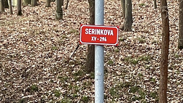 Ulici nově zdobí cedule s nápisem Serinkova.