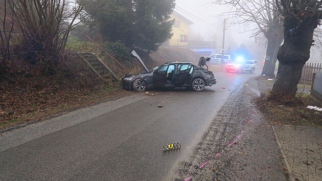 Řidič se zákazem řízení, který se snažil ve vysoké rychlosti ujet policistům, nezvládl řízení a havaroval.