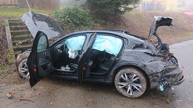 Řidič se zákazem řízení, který se snažil ve vysoké rychlosti ujet policistům, nezvládl řízení a havaroval.