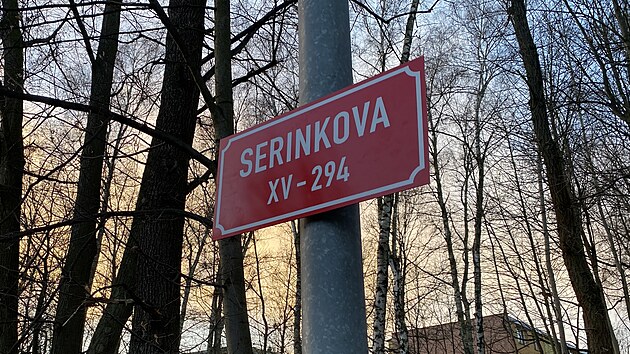 Ulici nově zdobí cedule s nápisem Serinkova.