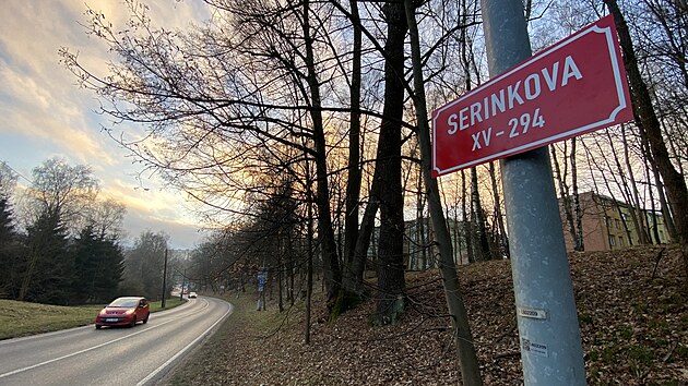 Ulici nově zdobí cedule s nápisem Serinkova.