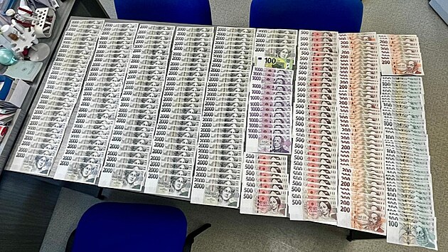 Zajištěné peníze při odhalování distribuce nekolkovaných cigaret na Novojičínsku. (18. prosince 2025)