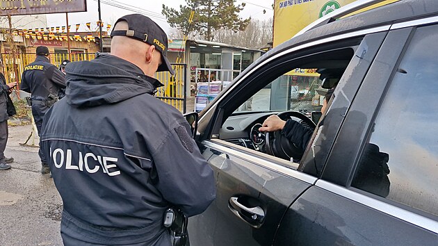 Policejní zátah se zaměřením na legálnost pobytu cizinců v jedné z ostravských tržnic. (16. prosince 2025)