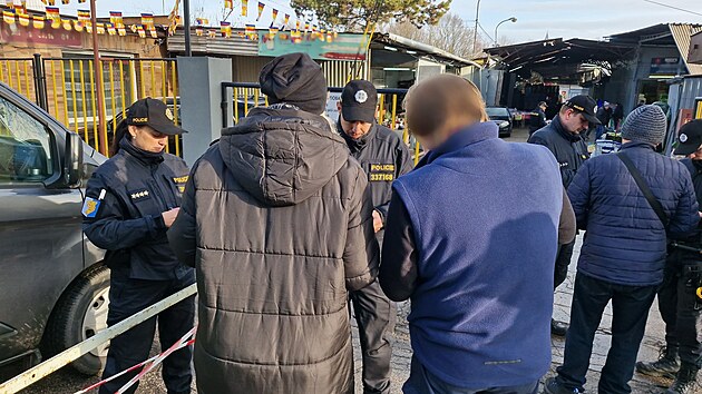 Policejní zátah se zaměřením na legálnost pobytu cizinců v jedné z ostravských tržnic. (16. prosince 2025)