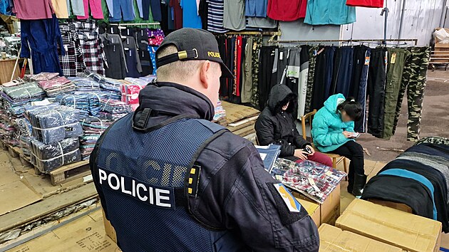 Policejní zátah se zaměřením na legálnost pobytu cizinců v jedné z ostravských tržnic. (16. prosince 2025)