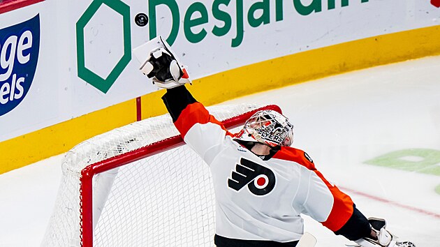 Dan Vladař vyráží kotouč nad svoji bránu.