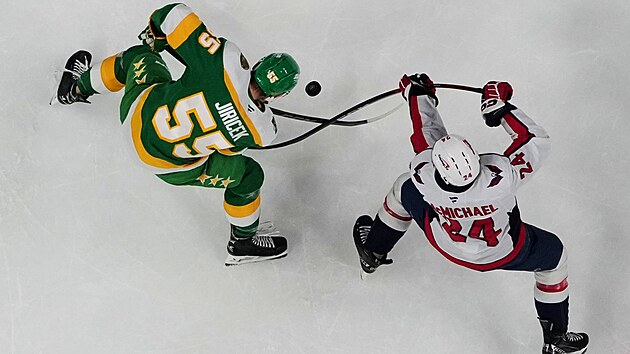 David Jiříček a Connor McMichael šermují o puk.