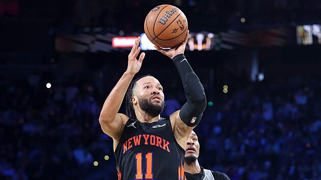 Jalen Brunson zakončuje ve finále NBA Cupu.