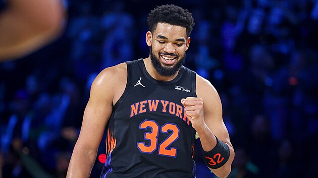 Karl-Anthony Towns slaví koš ve finále NBA Cupu.
