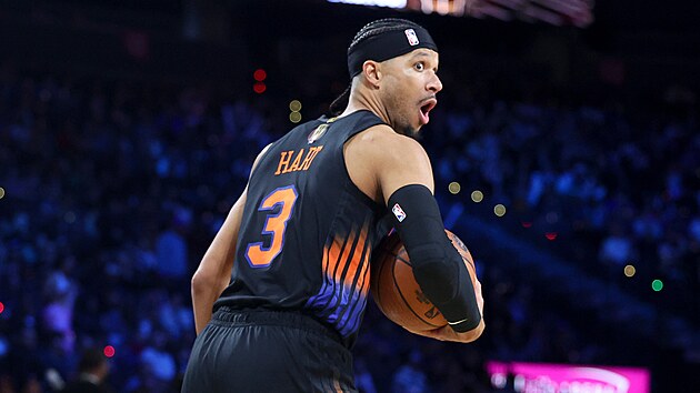 Udivený Josh Hart se obrací k rozhodčím ve finále NBA Cupu.