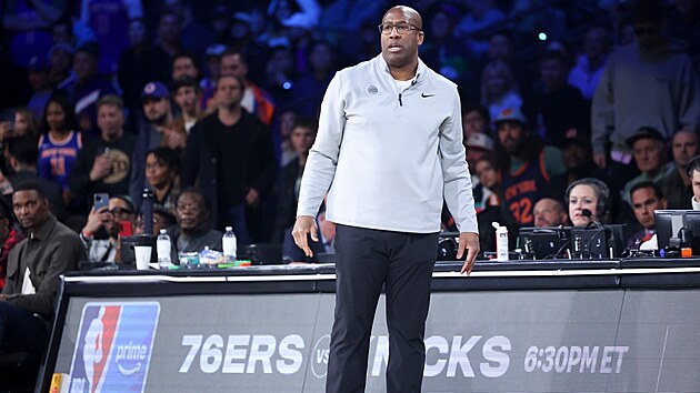 Kouč Knicks Mike Brown ve finále NBA Cupu.