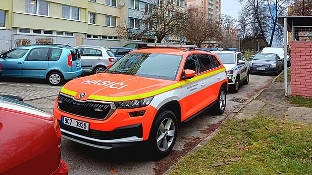 Vyšetřovatelé hasičů i v pondělí dopoledne pracovali na vyšetření příčiny požáru, který vypukl v neděli v noci v panelovém domě na sídlišti Vltava v Českých Budějovicích.