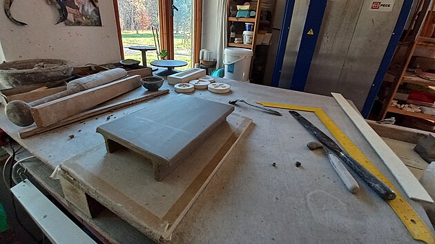 Postavit kachlová kamna trvá Martinu Hadravovi dva až čtyři týdny.