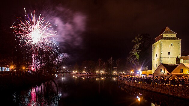 Rok 2021 přivítaly České Budějovice velkolepým ohňostrojem na soutoku Vltavy a Malše. Letos nic podobného radnice nechystá.