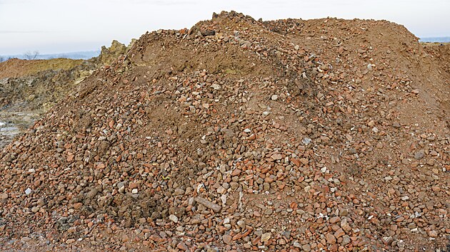 Hrušovany nad Jevišovkou na Znojemsku trápí černá skládka stavebního odpadu, která se nachází nedaleko nedávno zavřeného cukrovaru. (prosinec 2025)