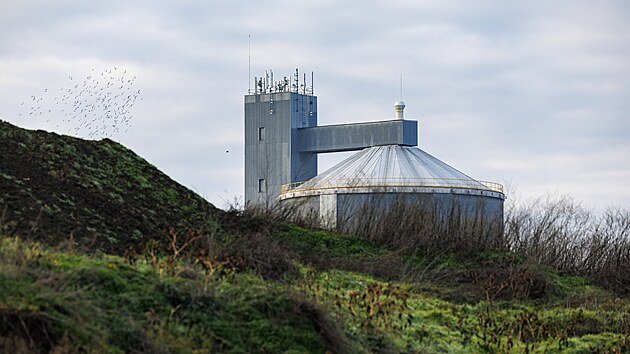 Hrušovany nad Jevišovkou na Znojemsku trápí černá skládka stavebního odpadu, která se nachází nedaleko nedávno zavřeného cukrovaru. (prosinec 2025)